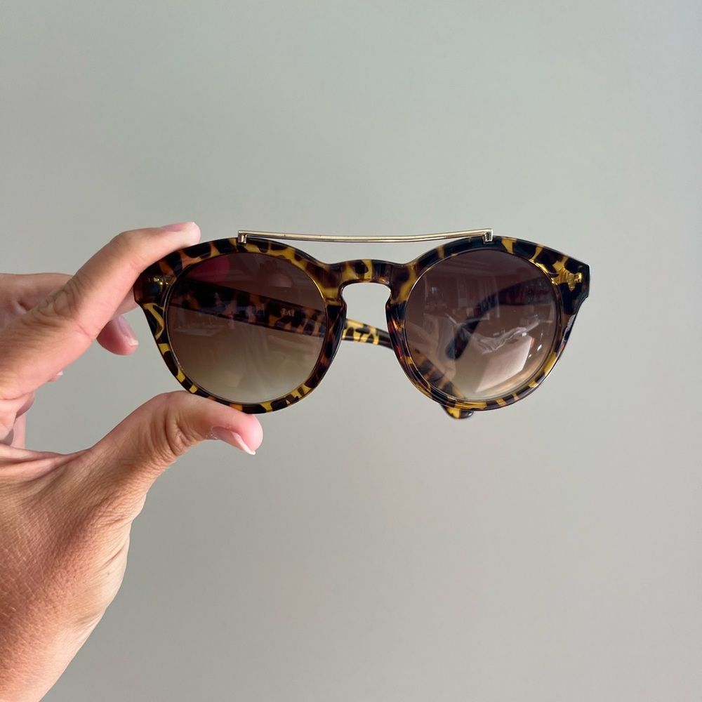 Tortoise shell round sunglasses